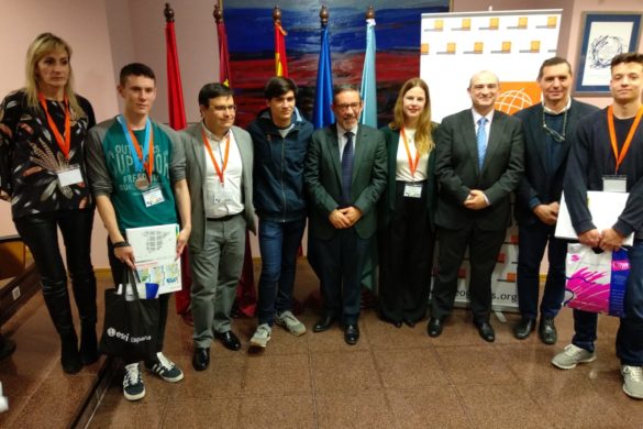 Foto de los tres ganadores con las autoridades asistentes.